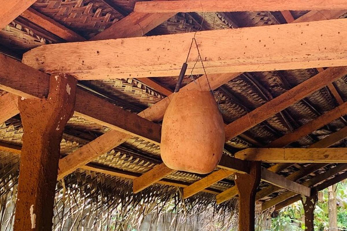 горщик, що висить зі стелі хатини