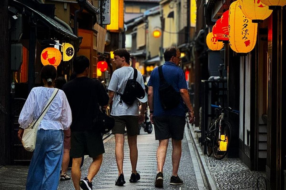 um grupo de pessoas caminhando por uma rua