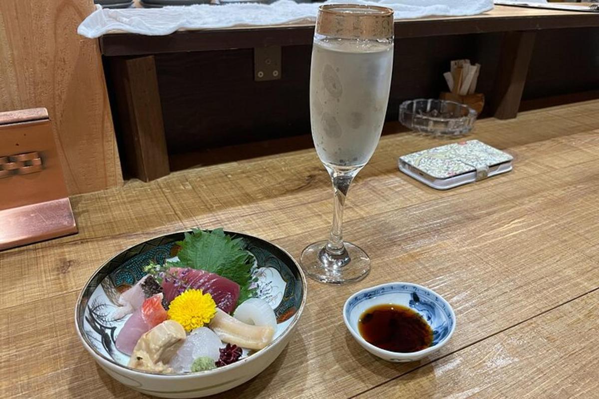 semangkuk makanan dan segelas air di atas meja