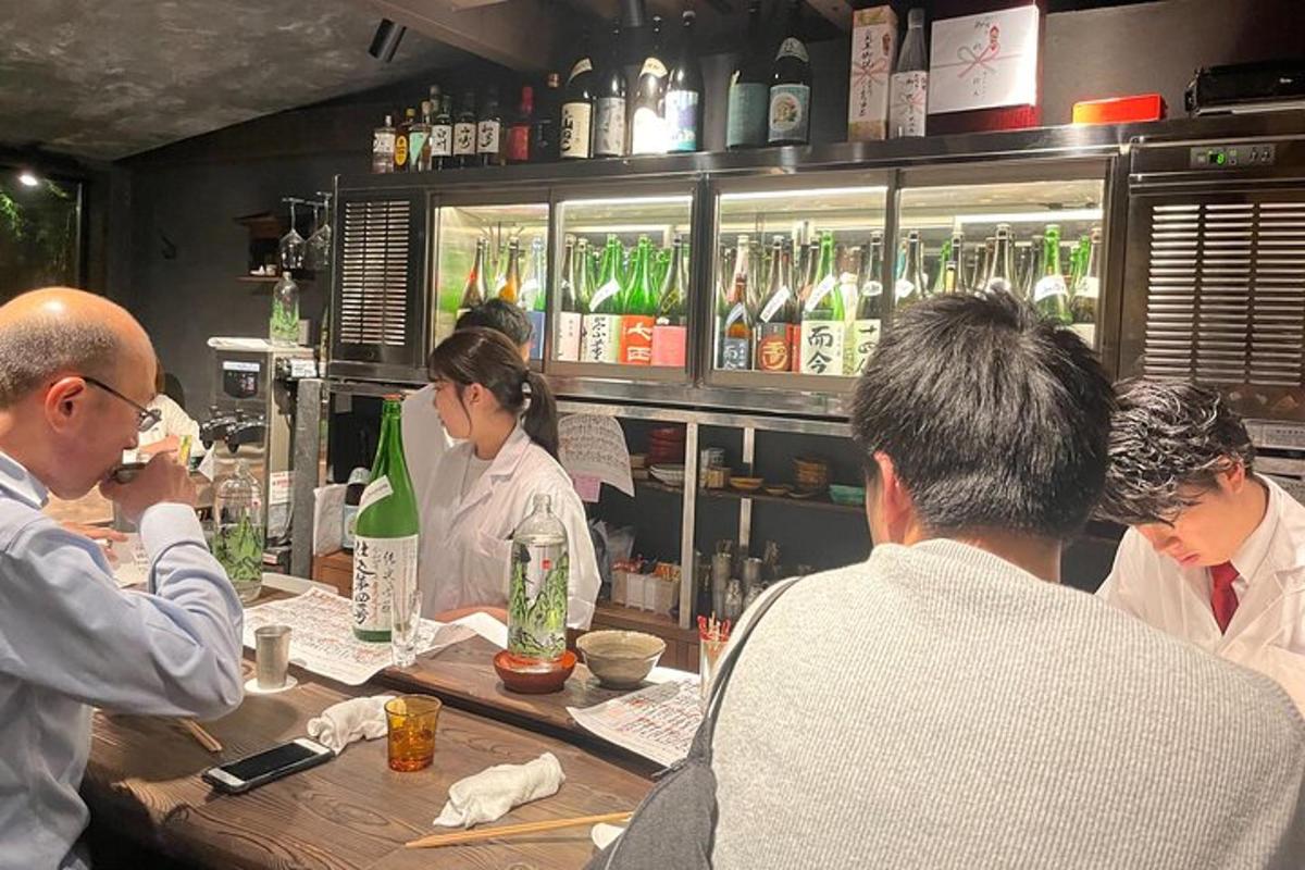 sekumpulan orang yang duduk di sebuah bar