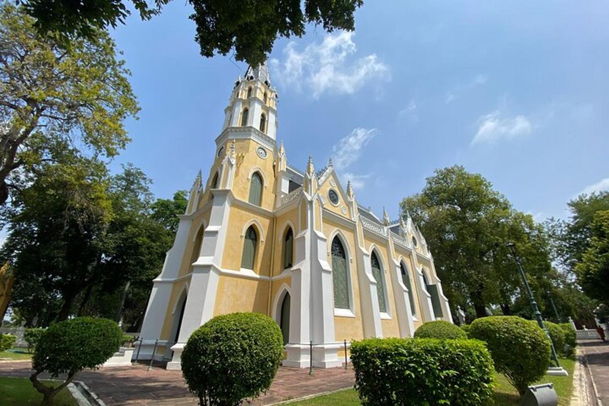 una chiesa con una torre dell'orologio in cima