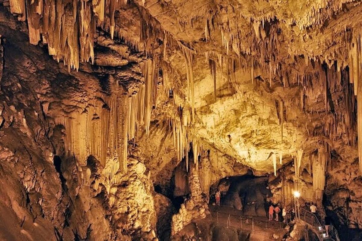 Una cueva con gente dentro