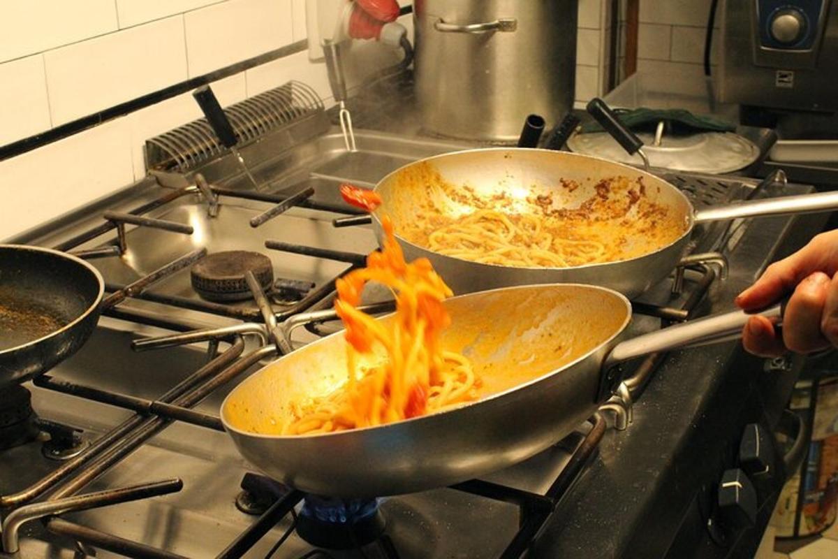 uma pessoa cozinhando comida em duas panelas no fogão