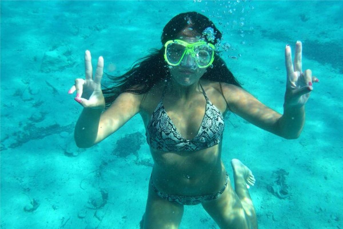 Μια γυναίκα με μπικίνι και γυαλιά στο νερό