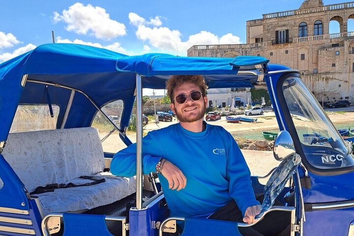 muž sedící v zadní části golfového vozíku