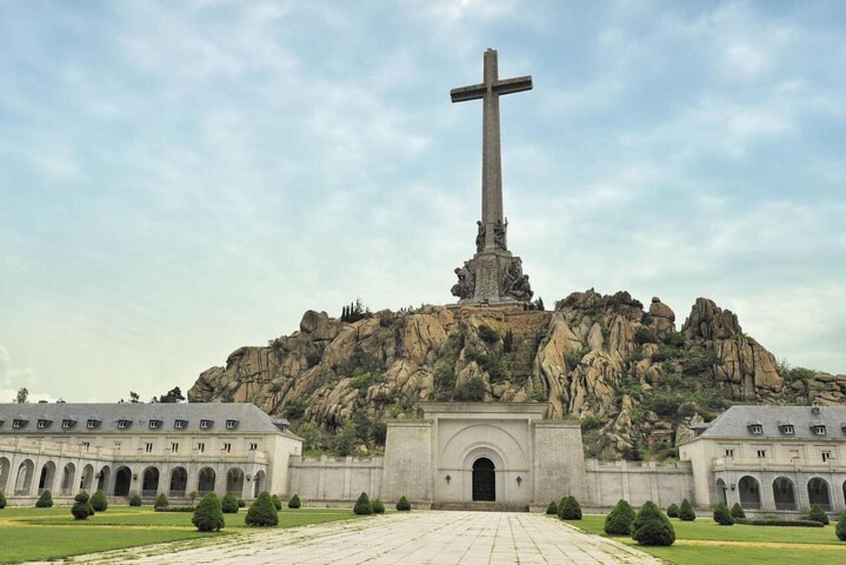 cerkev s križem na vrhu gore