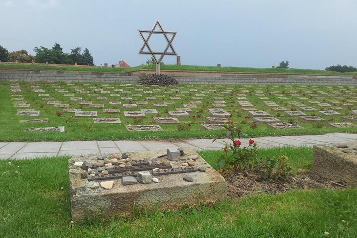 Un cementerio con una cruz en el medio.
