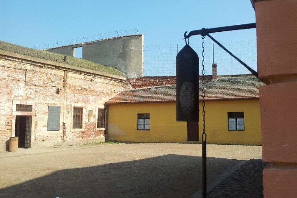 una señal de calle frente a un edificio antiguo