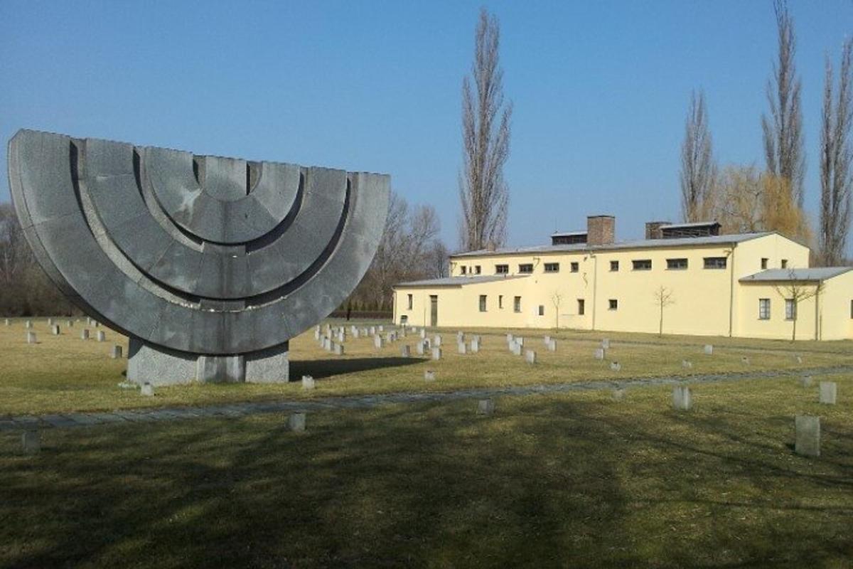 Una gran escultura en un campo al lado de un edificio.