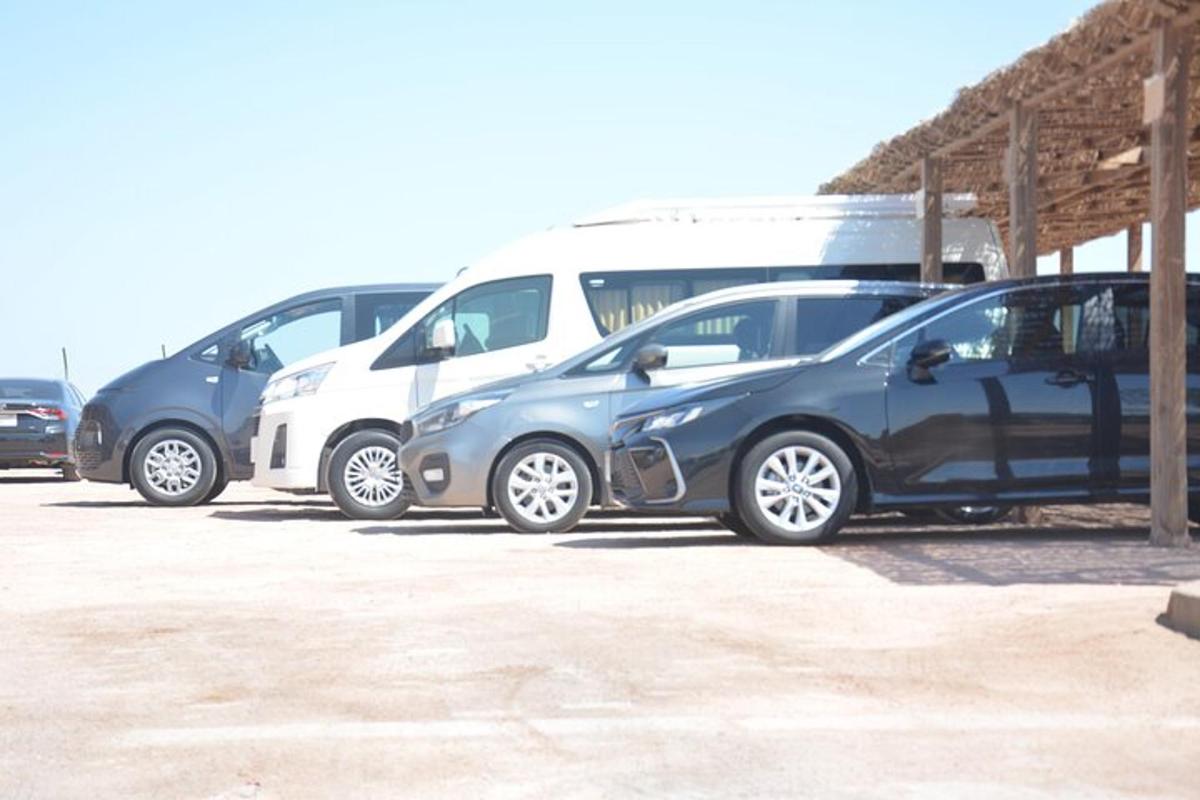 uma fileira de carros estacionados em um estacionamento