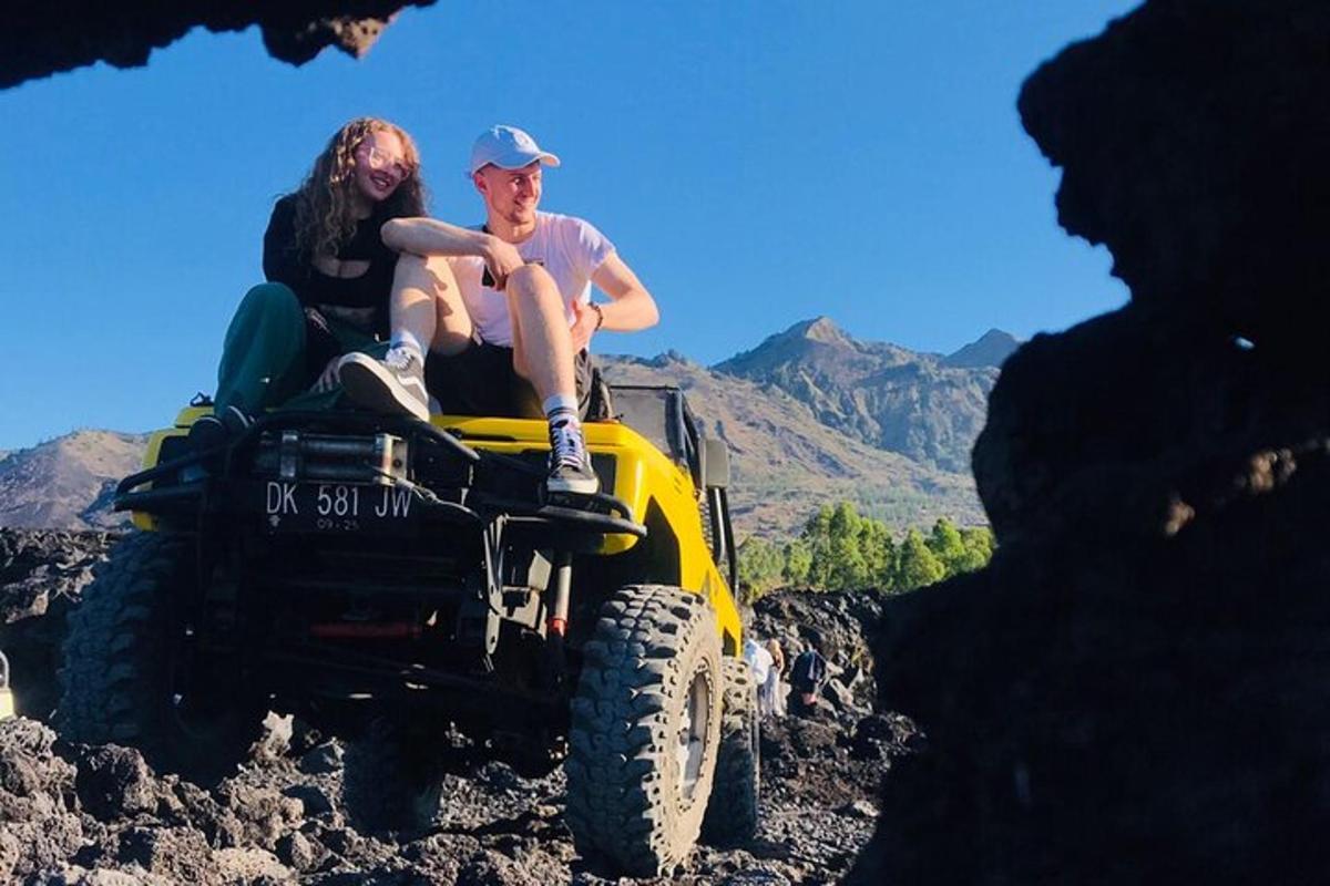 două persoane așezate pe spatele unui jeep