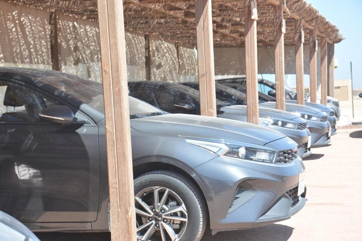 uma fileira de carros estacionados em fila