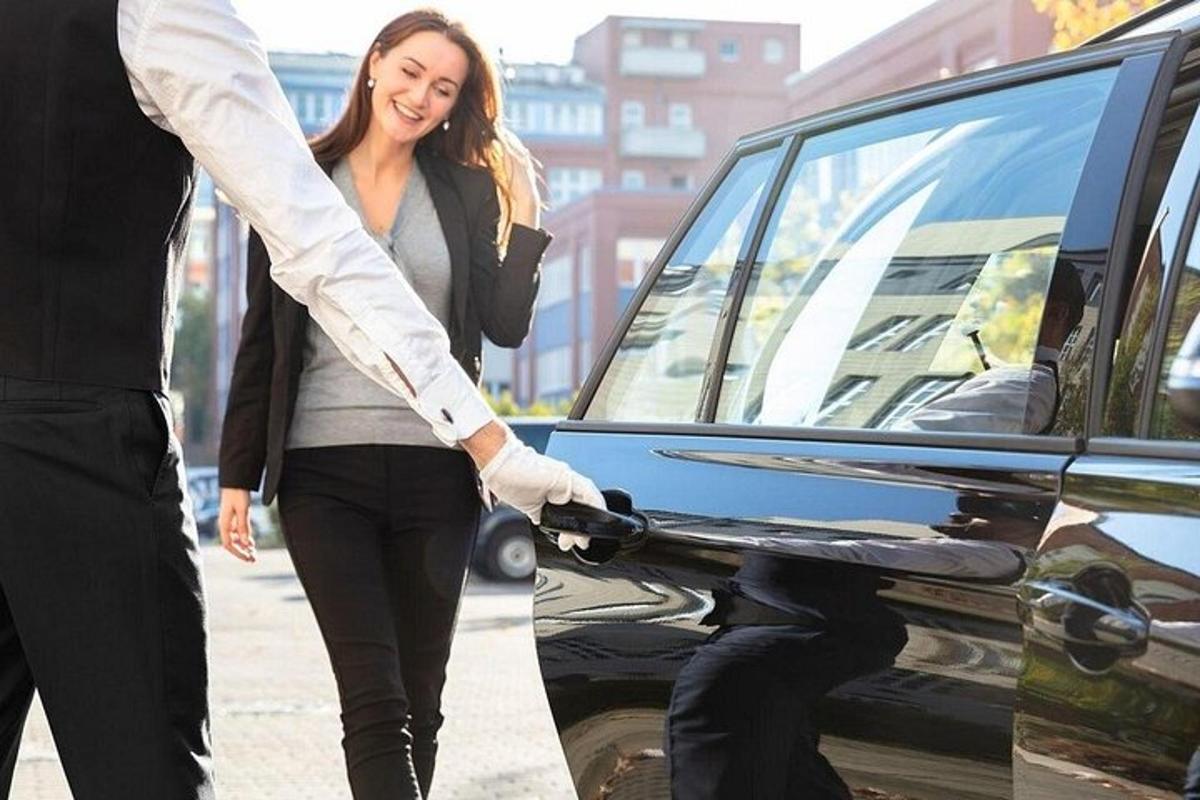 seorang wanita sedang keluar dari kereta