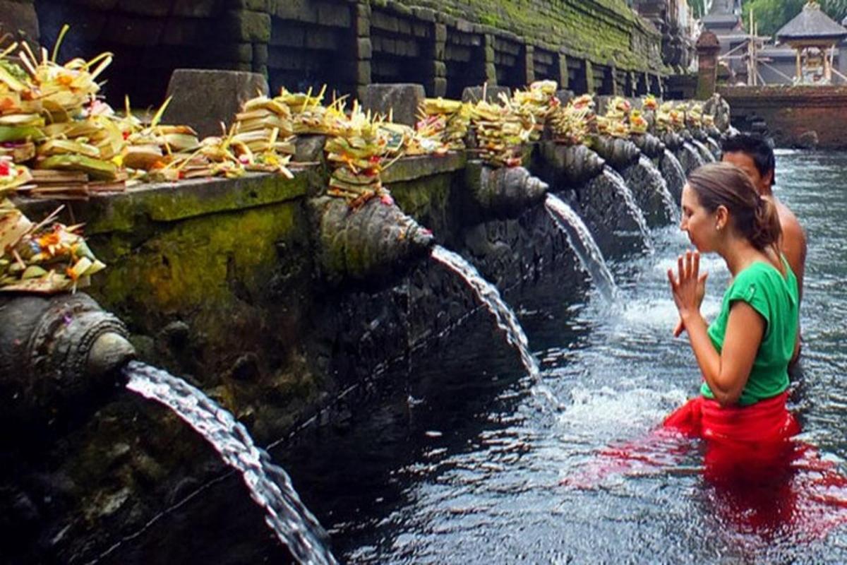 una ragazza e un ragazzo nell'acqua di una cascata