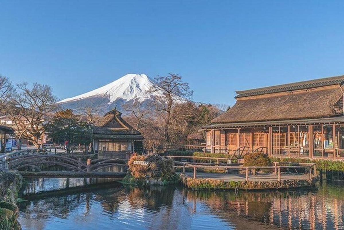 una montagna in lontananza con un edificio e un ponte