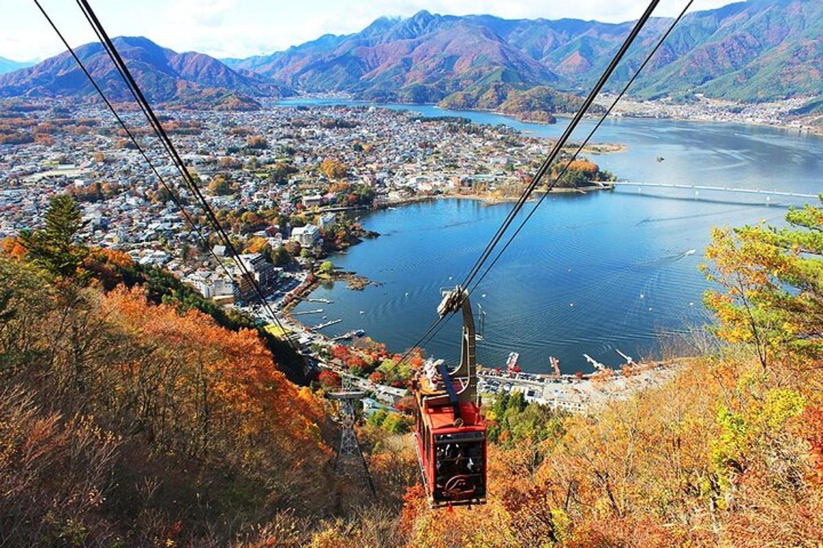 una gondola che vola sopra una città e un fiume