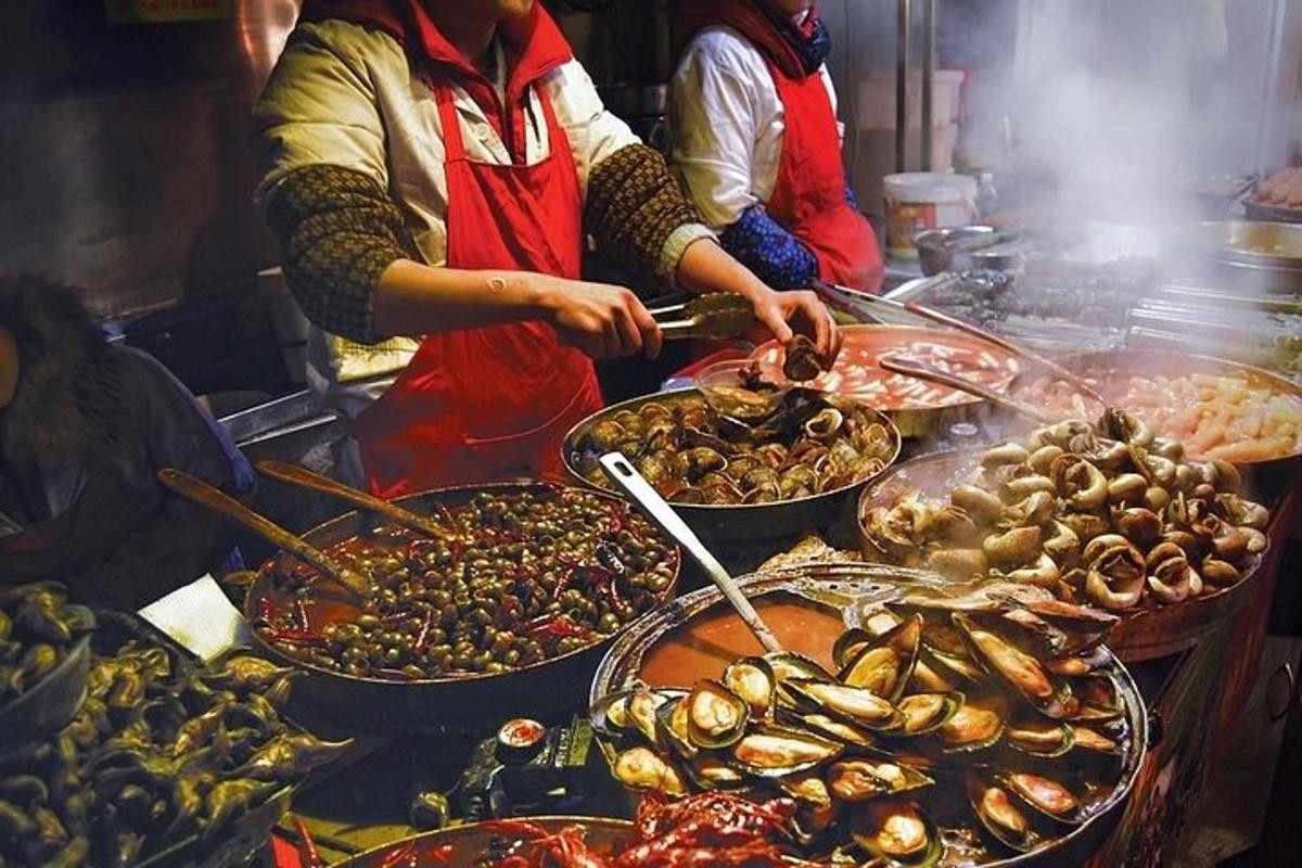 un grup de persones preparant menjar en un bufet