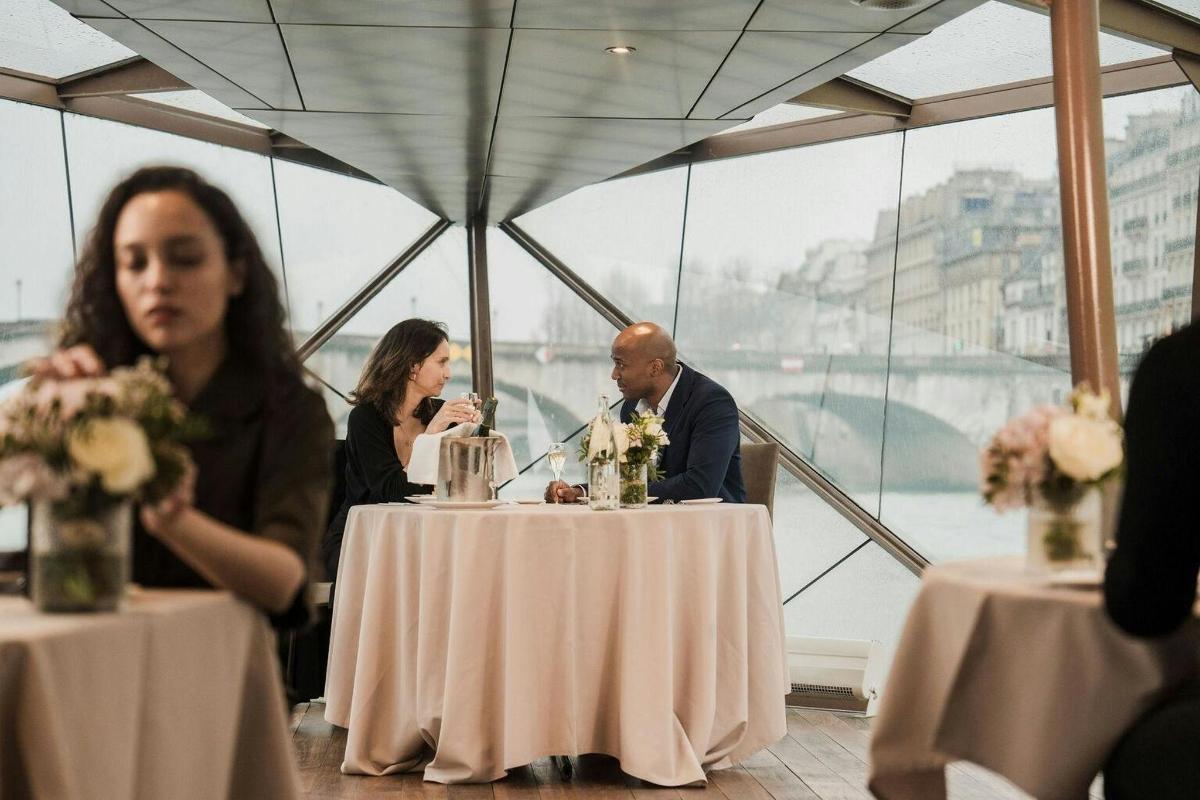 un grupo de personas sentadas en mesas en un restaurante