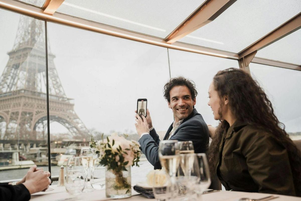 Un grupo de personas sentadas en una mesa con la Torre Eiffel.