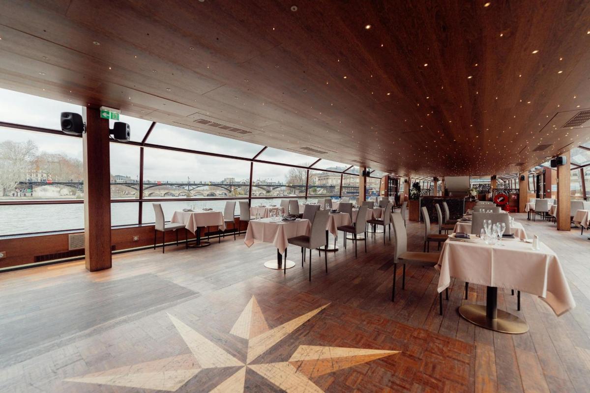 Un restaurante con mesas y sillas y una estrella en el suelo.