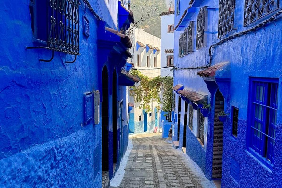 sebuah lorong di bandar biru chefchaouen di morocco