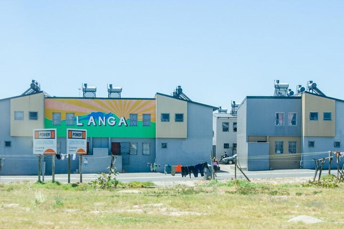 ένα κτίριο με μια πινακίδα που γράφει "Λάνκινγκ"