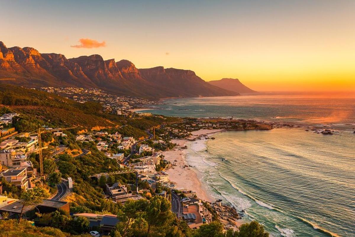 en luftfoto av stranden i Cape Town ved solnedgang