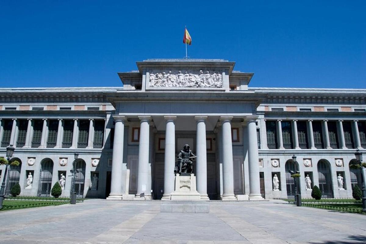 ένα μεγάλο κτίριο με μια σημαία στην κορυφή του