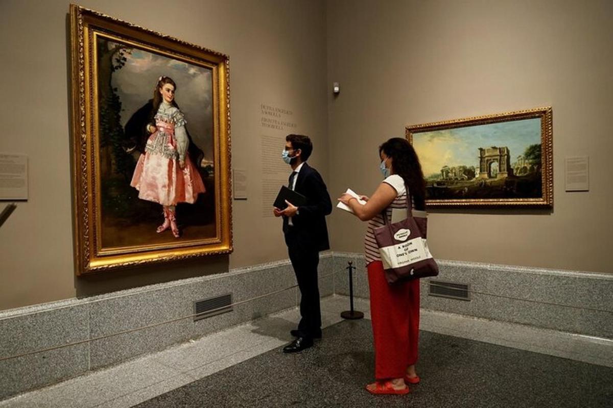 muž a žena si prezerajú obraz v múzeu