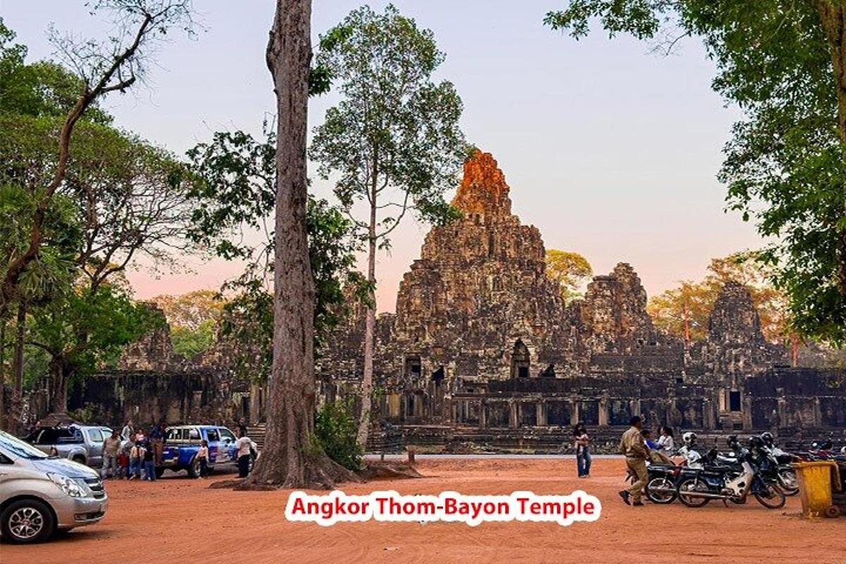 uma vista de um templo de Angkor Wat com carros estacionados na frente