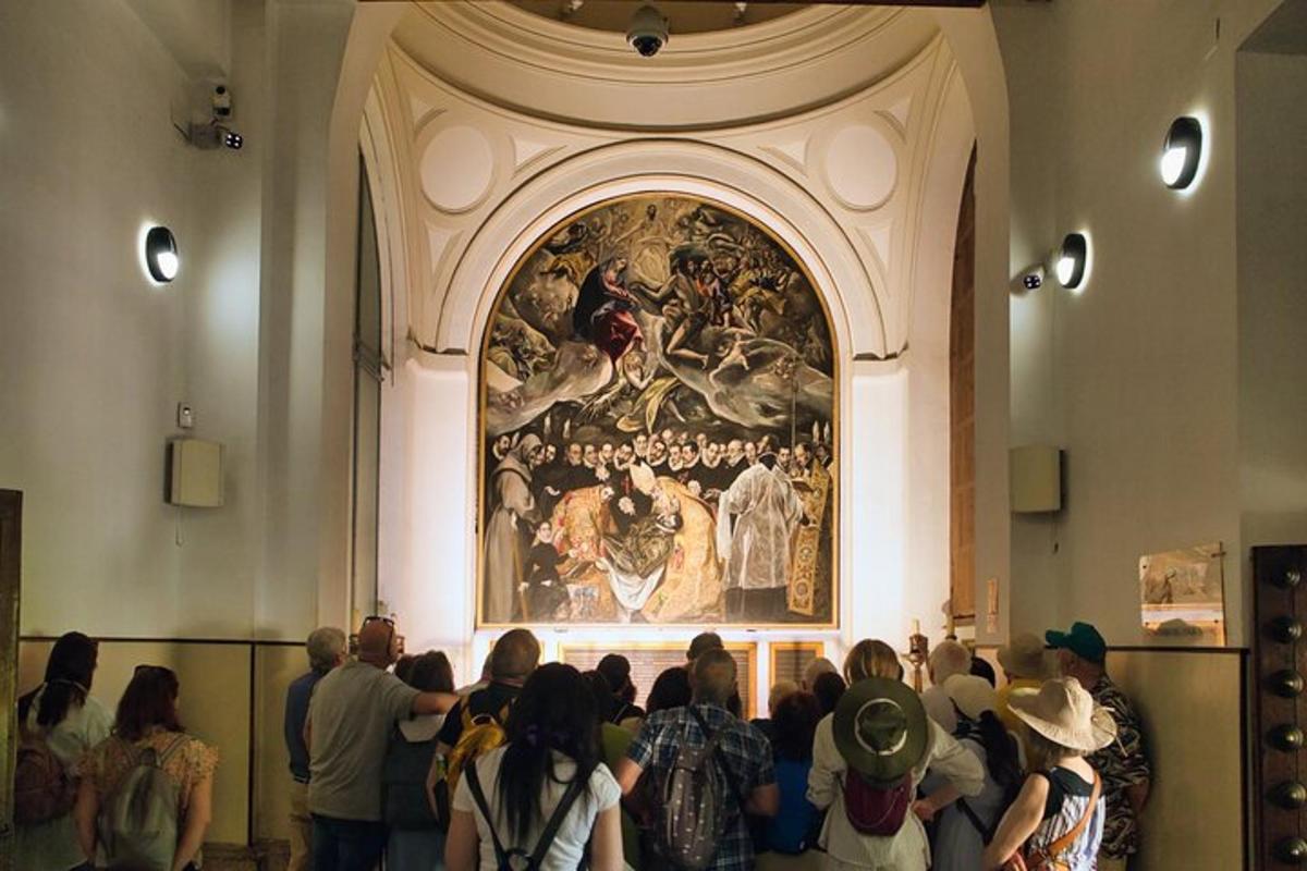 un grup de oameni care privesc o pictură într-o biserică