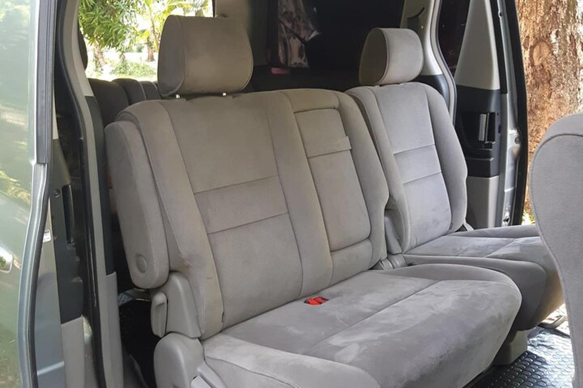 ghế sau trống của một chiếc xe tải với hàng ghế sau được gập lại