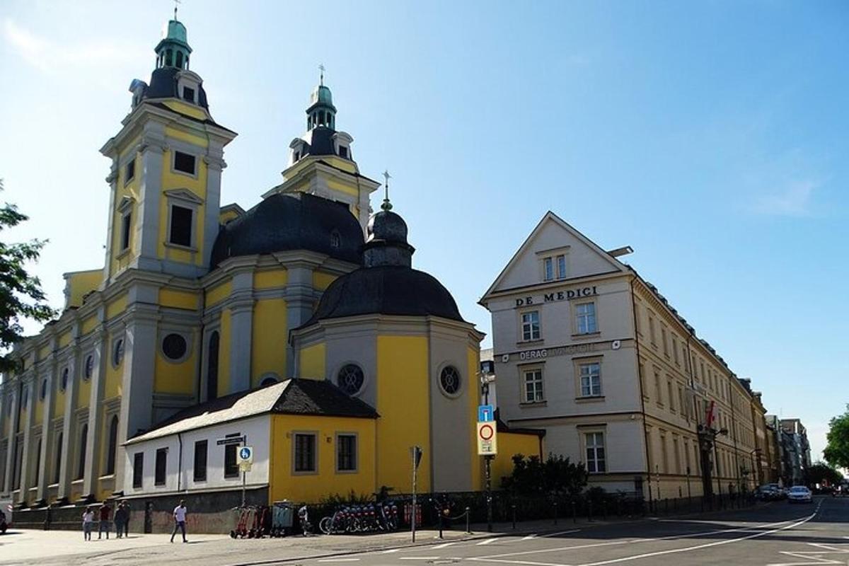 suur kollane kahe torniga hoone tänaval