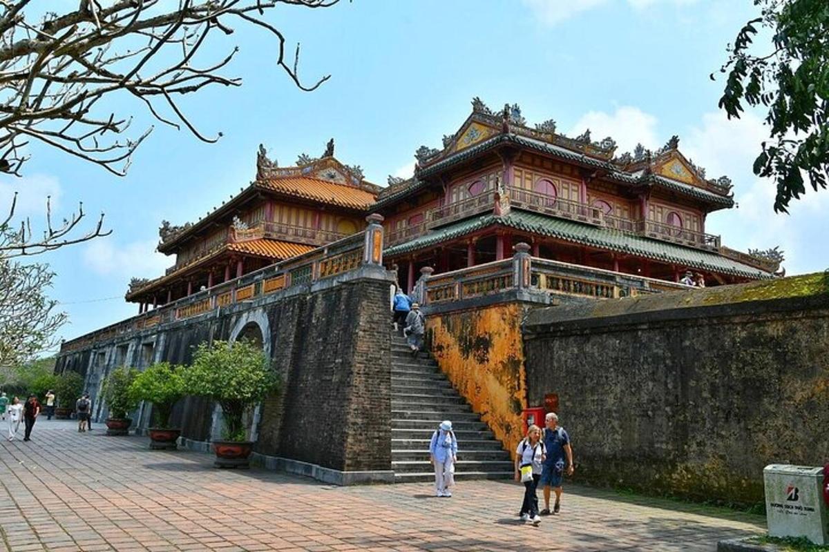 một tòa nhà lớn với nhiều người đi bộ phía trước