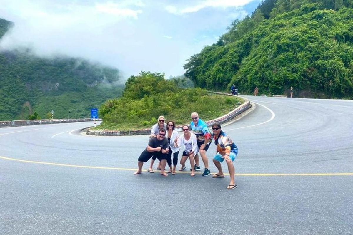 một nhóm người tạo dáng bên lề đường
