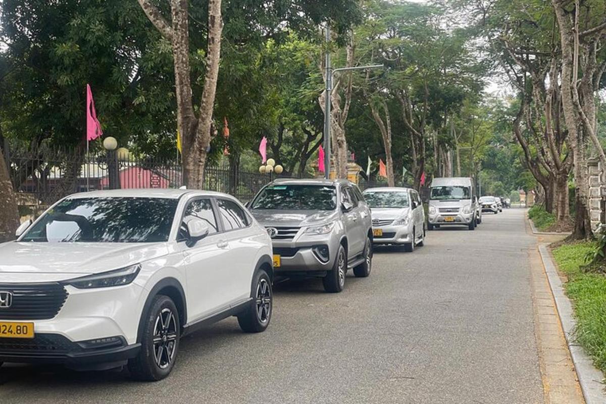 un grupo de coches aparcados en una calle