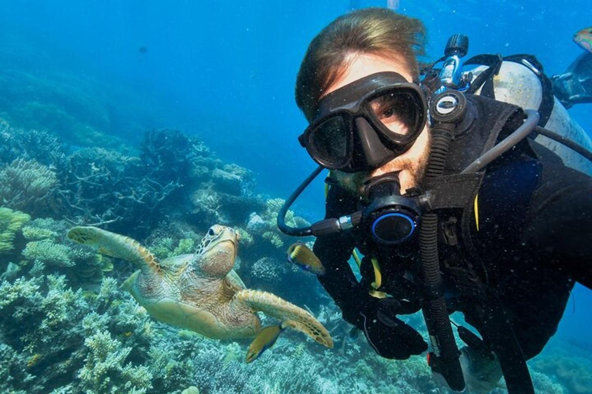 muž s fotoaparátem a hvězdice v oceánu