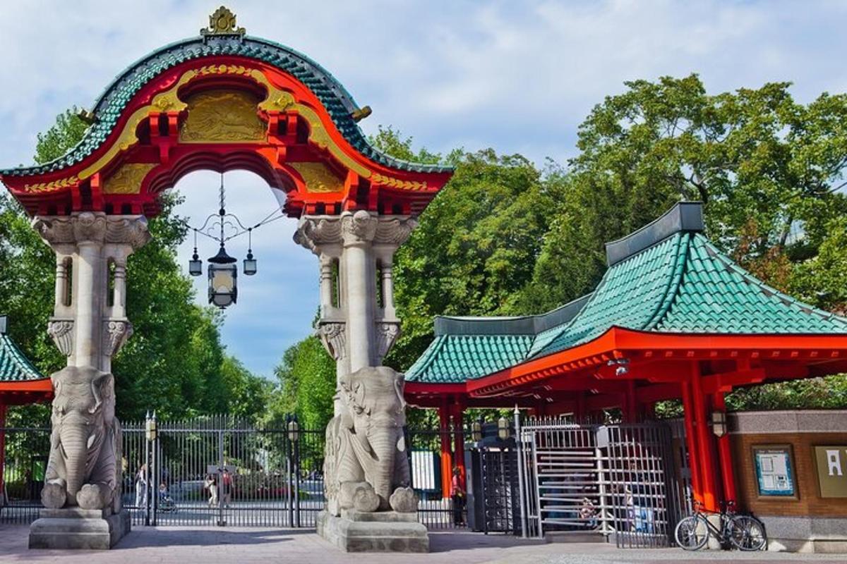 pagoda se slonem před branou
