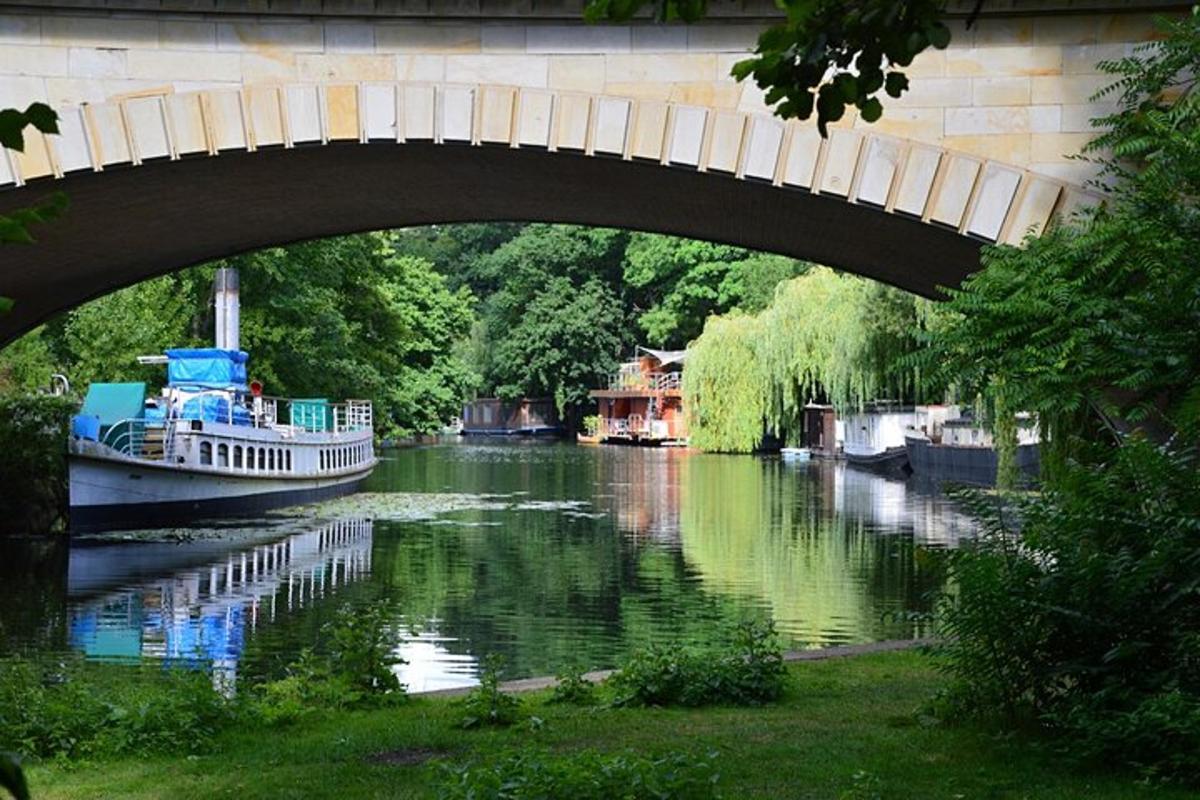 un ponte sopra un fiume con una barca sopra