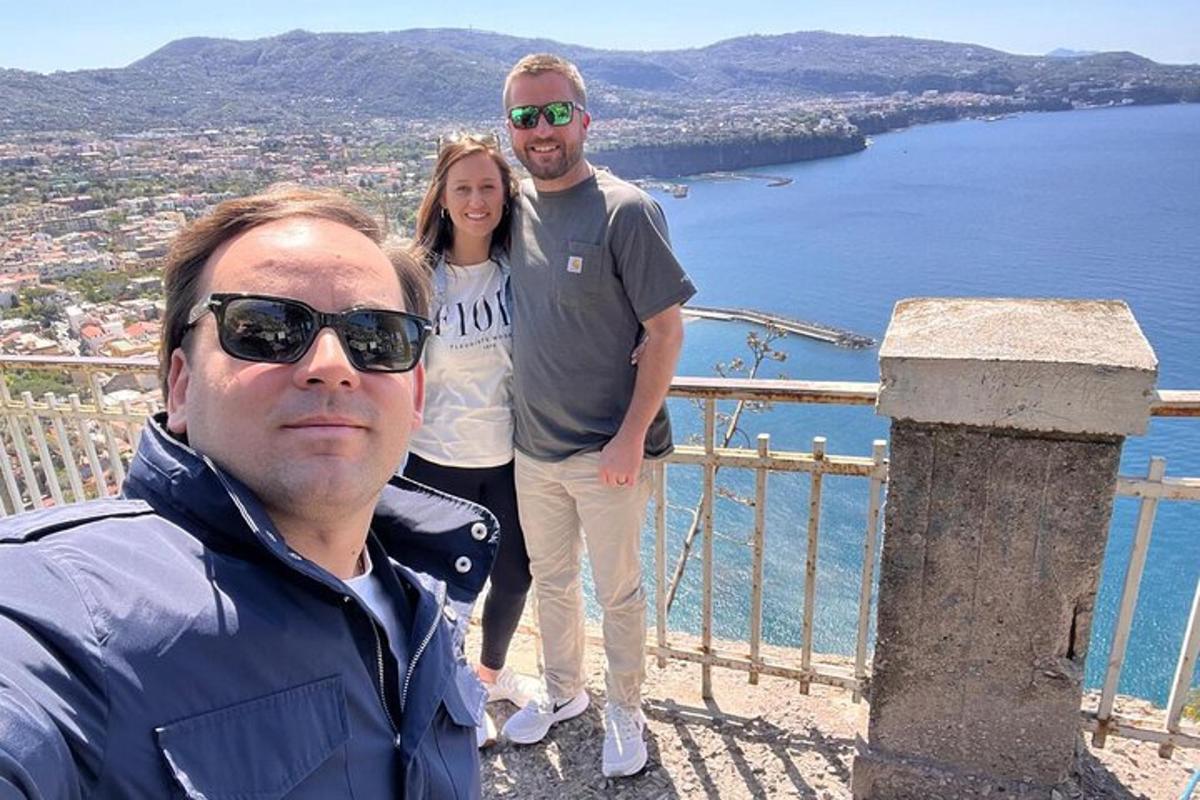 muž a žena stojaci pred oceánom