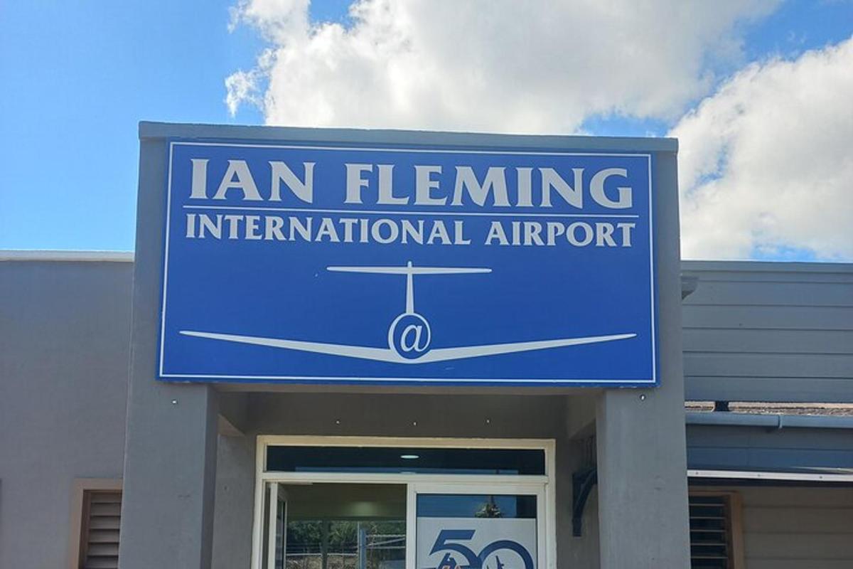 Un cartel que indica un aeropuerto internacional en la parte superior de un edificio.