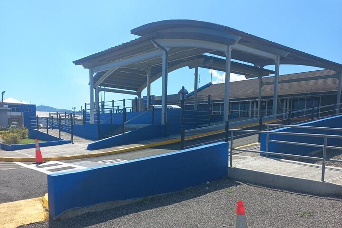 un edificio que se está construyendo en un estacionamiento
