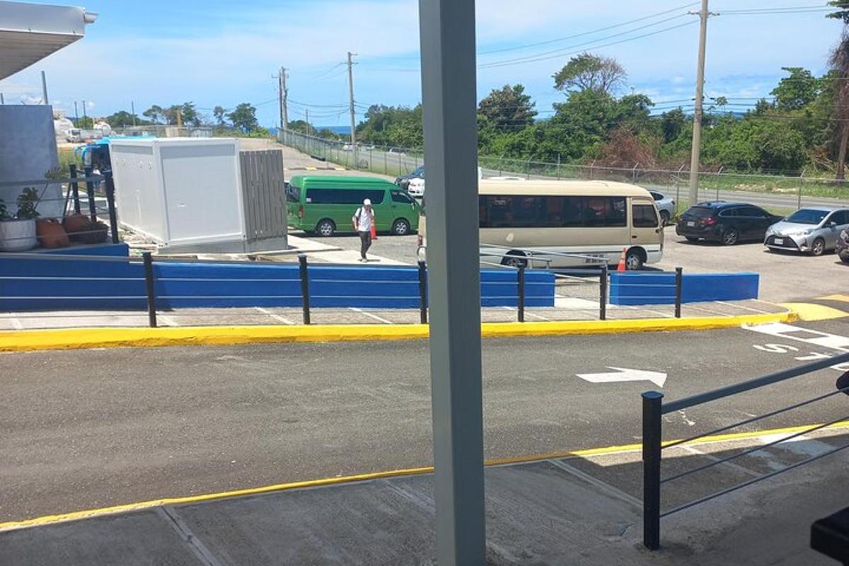 Un autobús está estacionado en un estacionamiento con