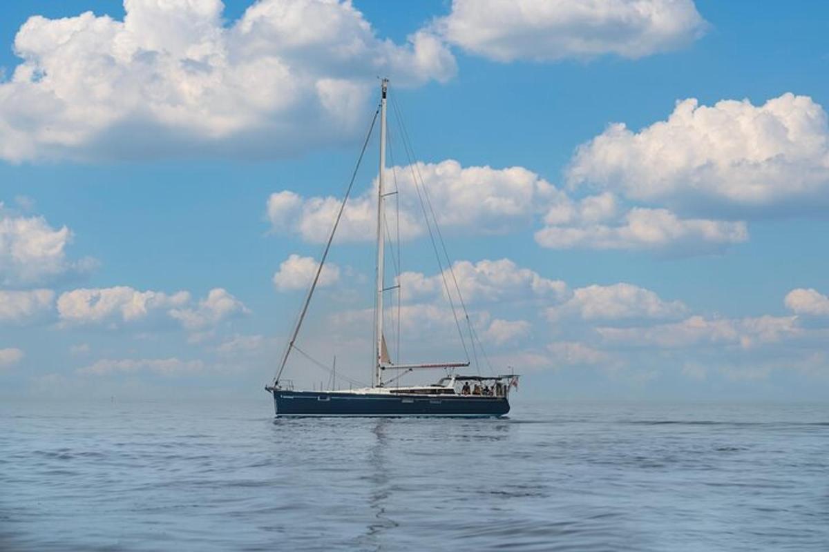 ein Boot, das im Ozean auf dem Wasser liegt
