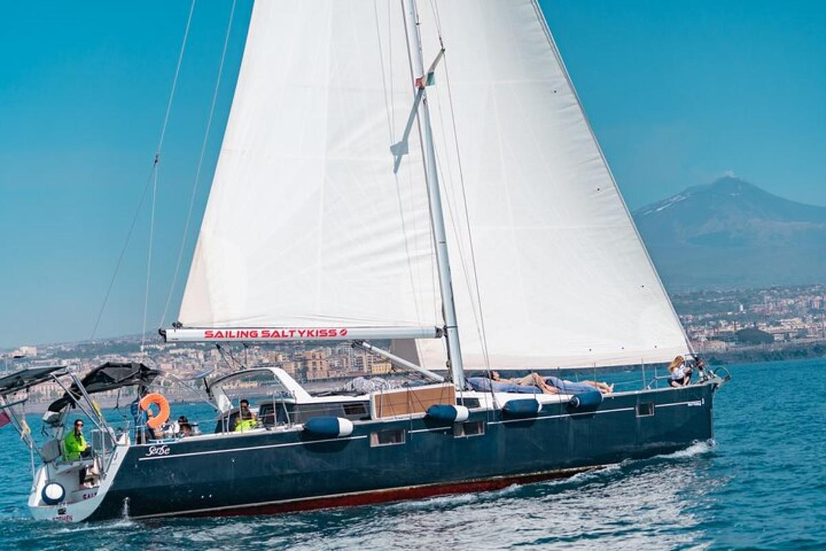 ein Segelboot mit Menschen darauf im Wasser