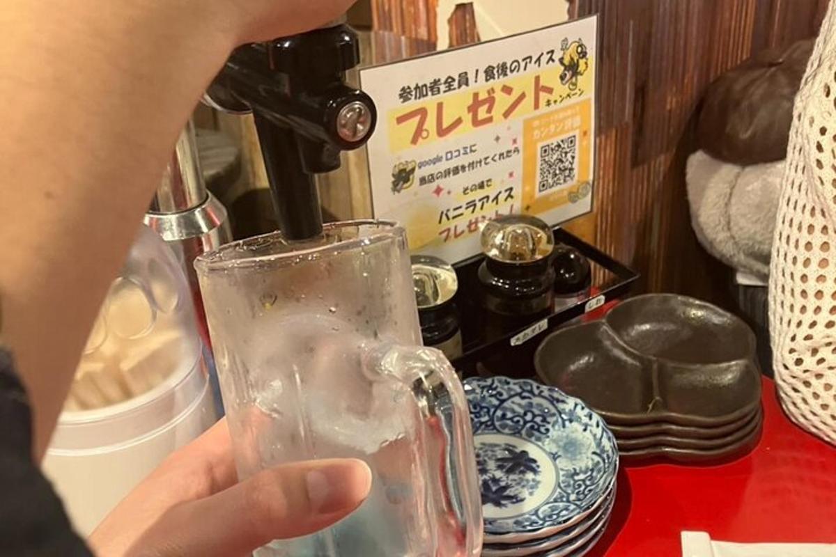 seseorang sedang memegang minuman di dalam gelas