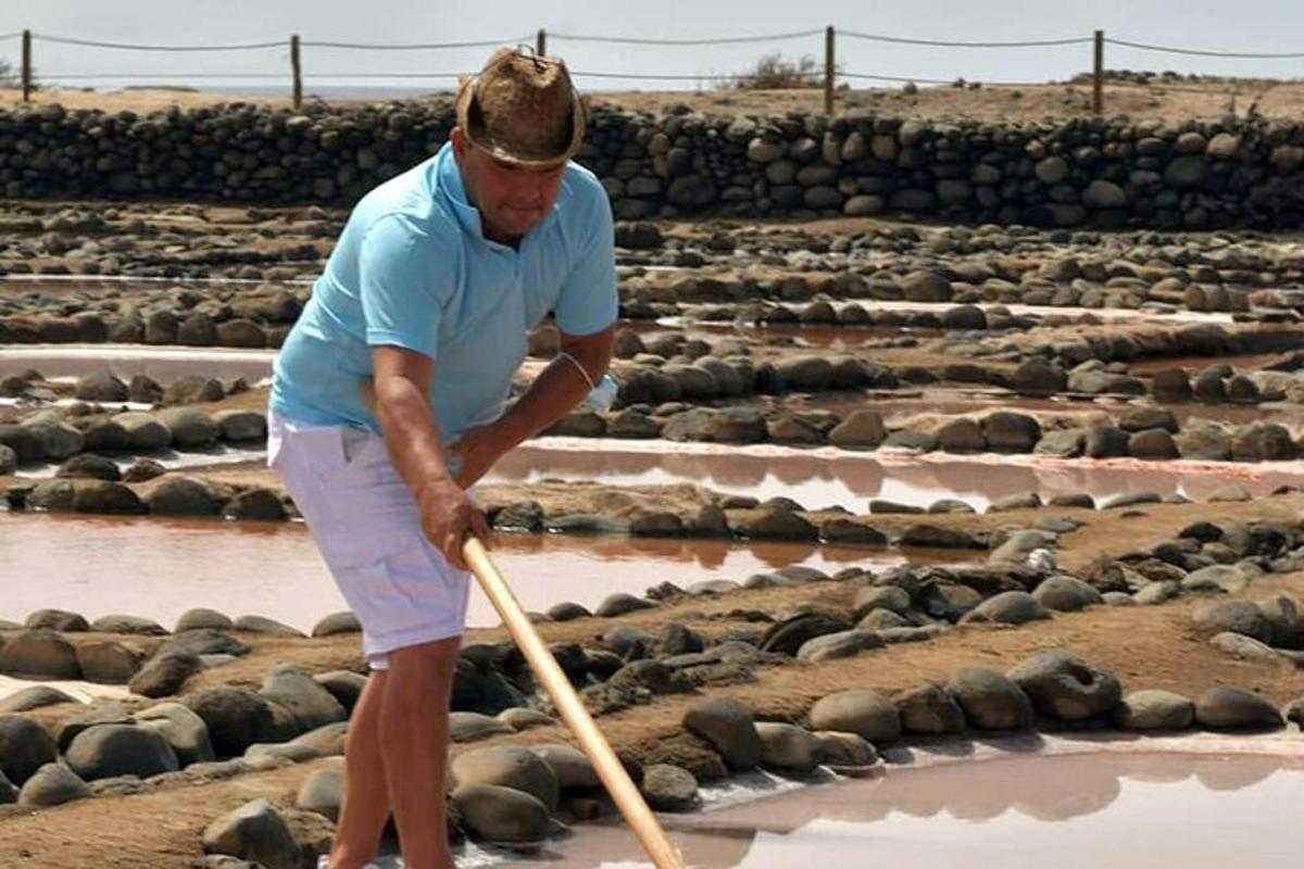 een man die een stok in het water houdt