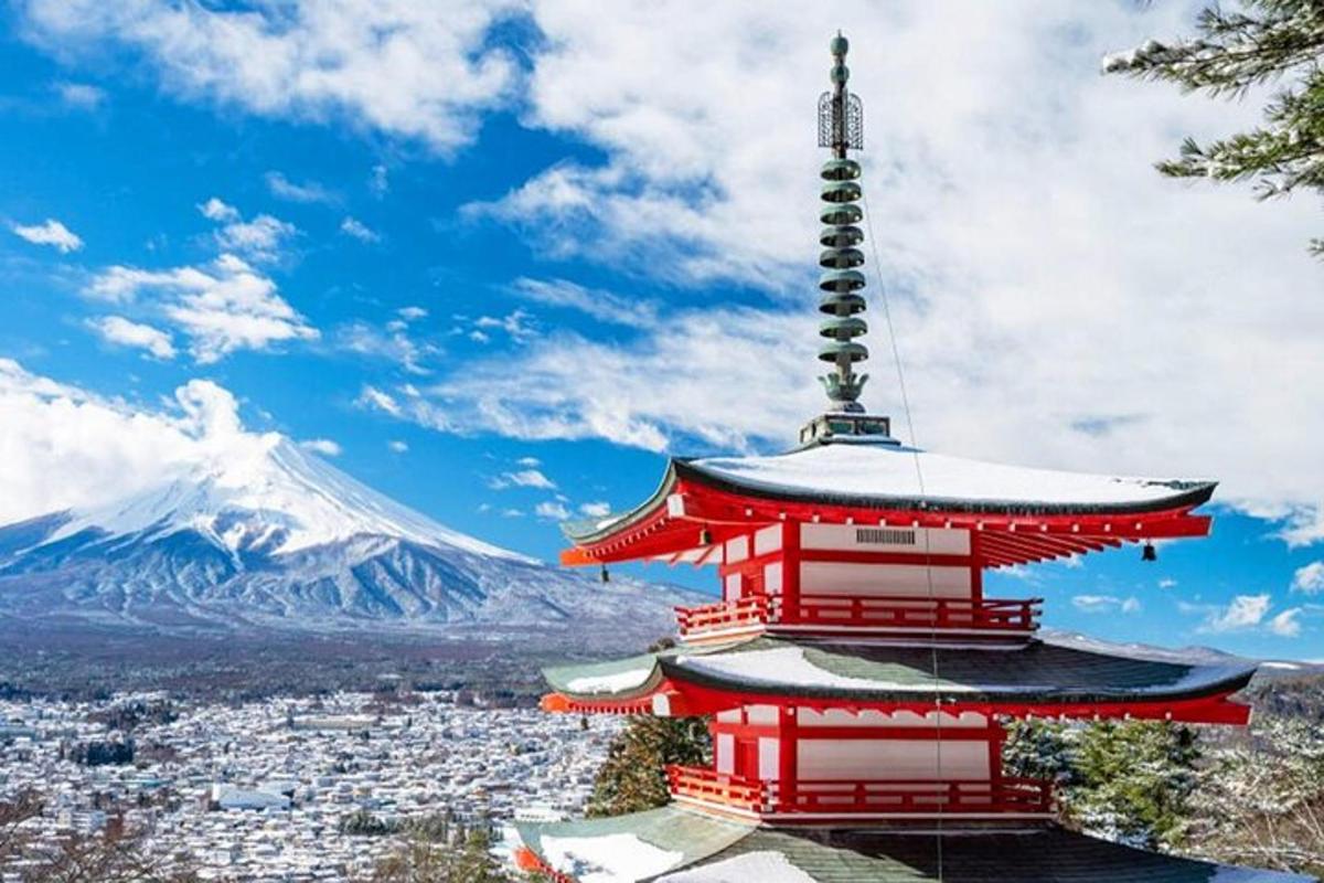 pagoda merah dengan latar belakang gunung