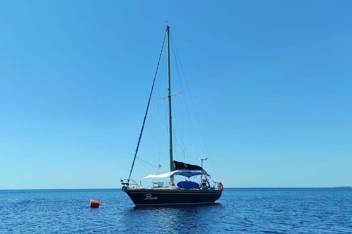 plachetnice uprostřed oceánu
