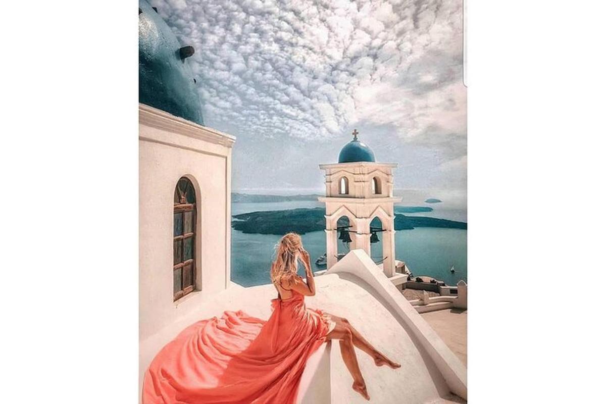 una donna con un vestito rosso sta scendendo una scala
